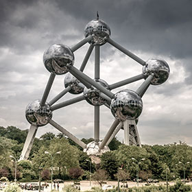 VRAI OU FAUX? L’Atomium, à Bruxelles, représente un cristal élémentaire de fer agrandi 165 000 fois.